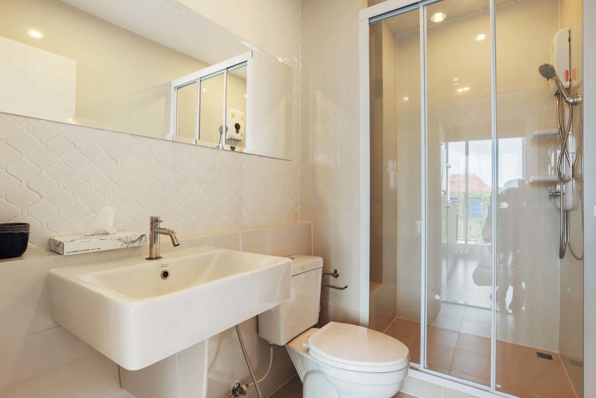 Favstay - The Base Downtown Phuket Ngoại thất bức ảnh